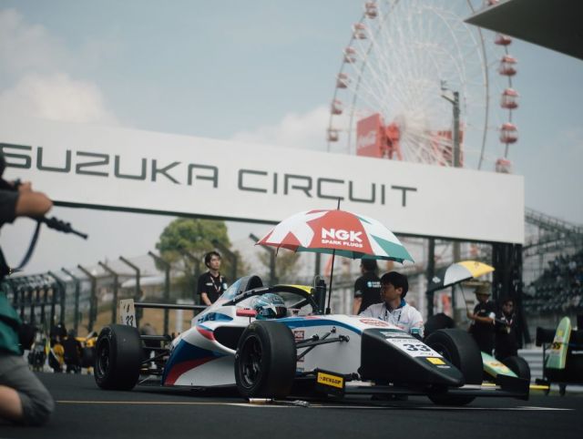 :
FIAF4 Japanese championship R.6,7 SUZUKA

QP
P13/49

R6 P13→DNF
R7 P30→P27

人生で一番辛いレースウィークでした。
公式練習初日からチームとして全くペースが上がらず、これといった原因を見つけることができないままレースが終わってしまいました。
R6ではもらい事故とはいえ、あの位置にいる自分の責任でもあるし、更に130Rでのクラッシュだった為タイヤを壊してしまいタイヤ交換を余儀なくされR7のスターティンググリットにも影響してしまいました。
とにかく流れが悪すぎたレースウィークでした。
スタートなど、ポジティブな面はありますが、チーム全員が一丸となり改善しないといけない事の方が多くかなり辛い週末でした。

そのような中でも本当に沢山の方々に応援のお声がけをしていただき、パワーをもらいました。本当にありがとうございました。

次は菅生。流れを打ち切りトップグループでレースをしたい。

#鈴木悠太
#yutasuzuki
#fiaf4japanesechampionship 
#33