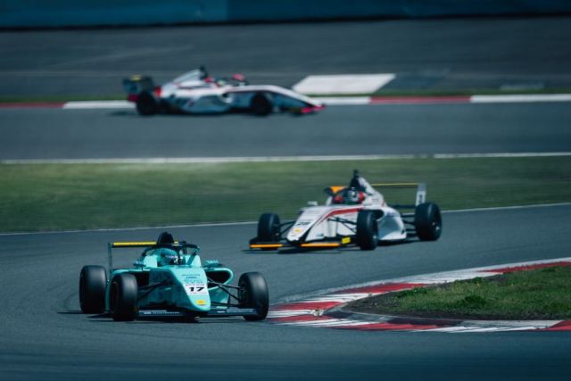 :
FIAF4 R1 Fuji Speedway

予選での様々な展開やミスにより沈んだ事が原因です。
R1は2周で約10台ほどオーバーテイクするなどバトルでの強さやペースの良さはありましたが、もらい事故でリタイアでした。
マシンを修復してくれたメカニックさんには感謝しかありません。ありがとうございます。

もっと強くもっと速く。
明日のR2はトップ集団へ戻ります。

#17
#yutasuzuki 
#鈴木悠太
#FIAF4